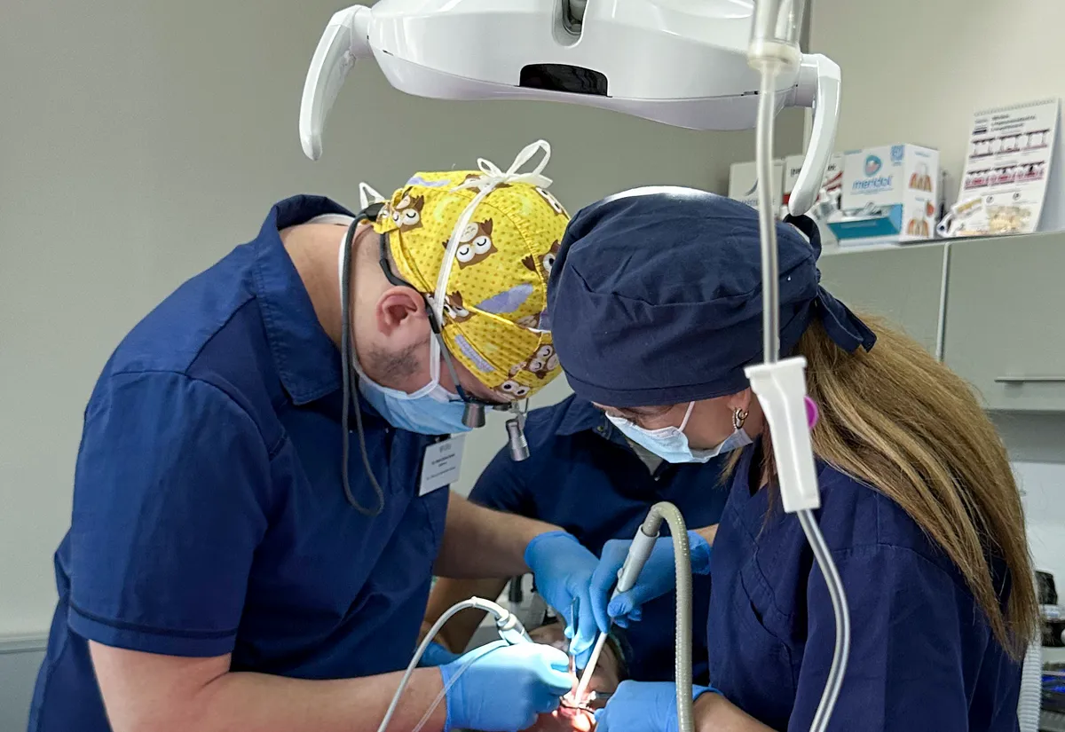 Dr. Babó Dániel és asszisztense altatásos kezelés közben rendelőnkben