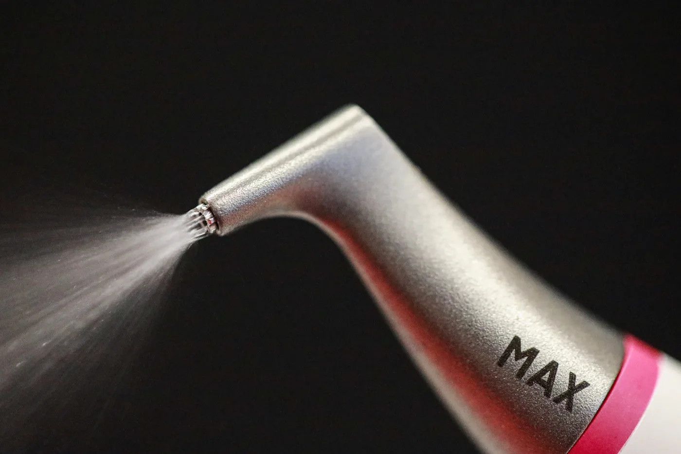 AIRFLOW® MAX kézidarab közelről: meleg víz, levegő és finom por permete