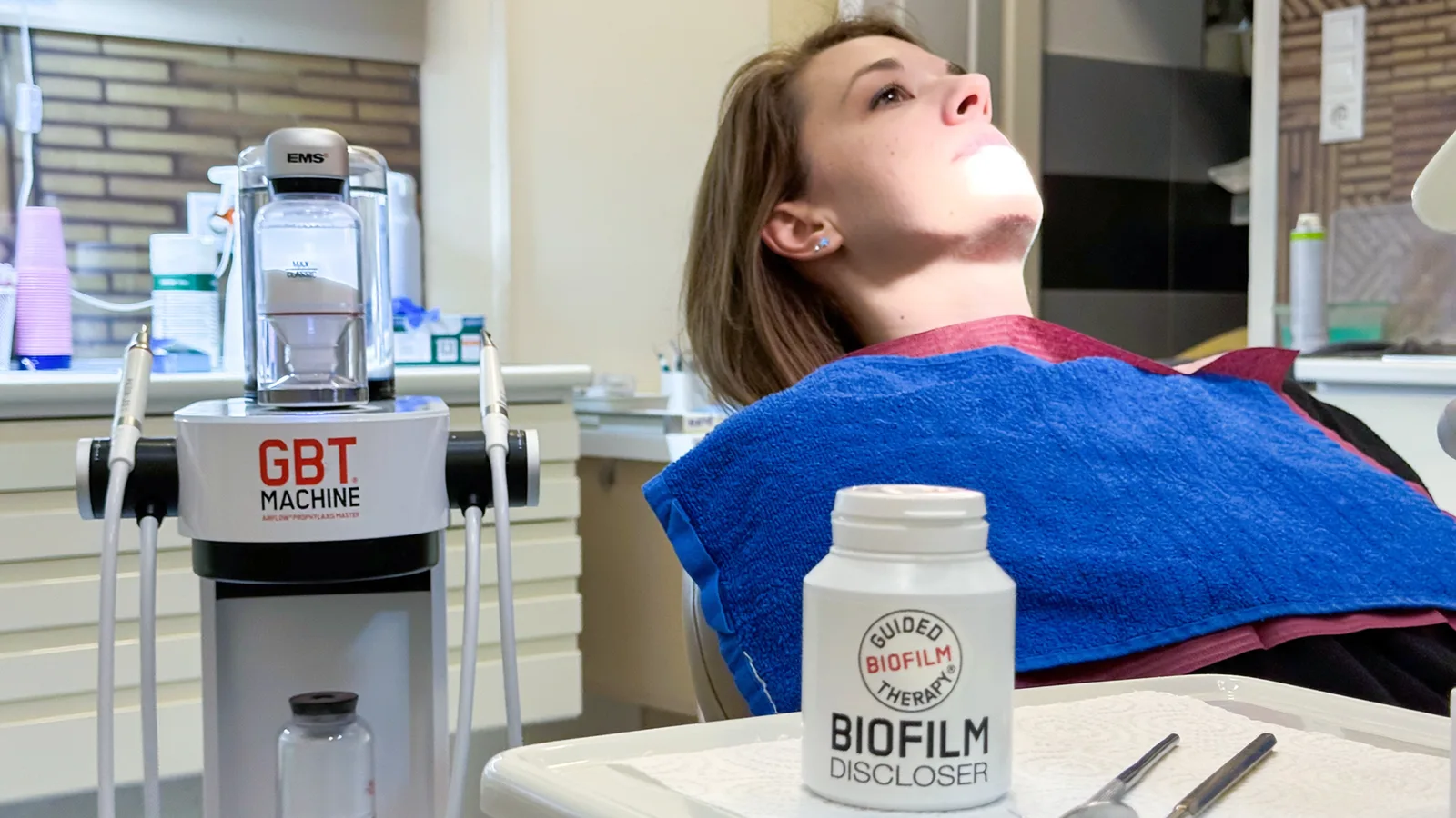 GBT Machine és Biofilm Discloser a kezelőben, a páciens a kezelőszékben az EMS biofilm-terápia előtt