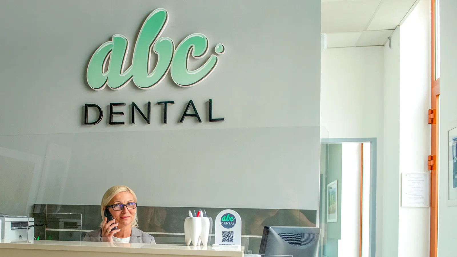 Az ABC Dental recepciója, ahol nyugodt fogadtatás várja az érkező pácienseket