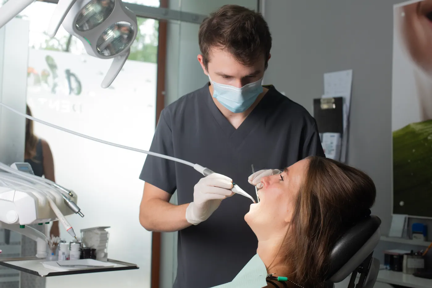 Nyugodt, csukott szemű páciens kezelés közben az ABC Dental rendelőjében
