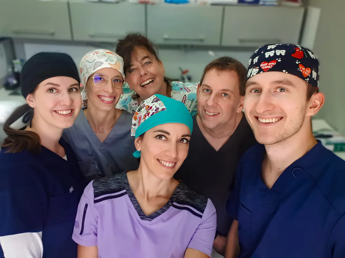 Az ABC Dental csapata egy közös szelfin a rendelőben