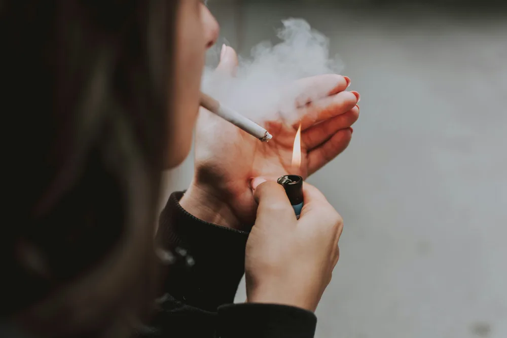 Dohányzás: cigaretta meggyújtása