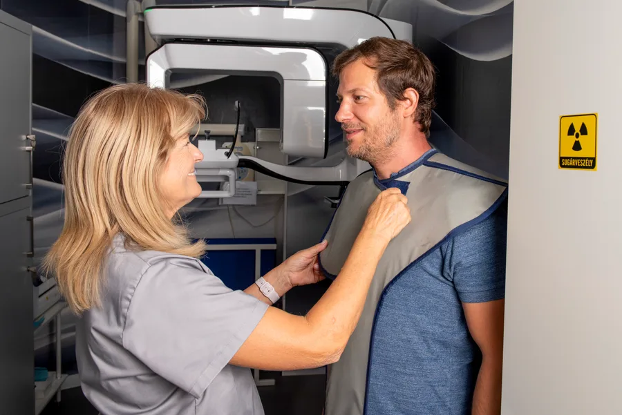 3D CBCT felvétel előtt ólomkötényt kap a páciens