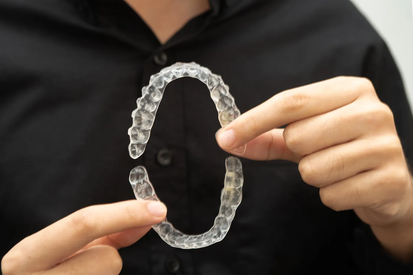 Átlátszó felső és alsó fogszabályozó sín kézben